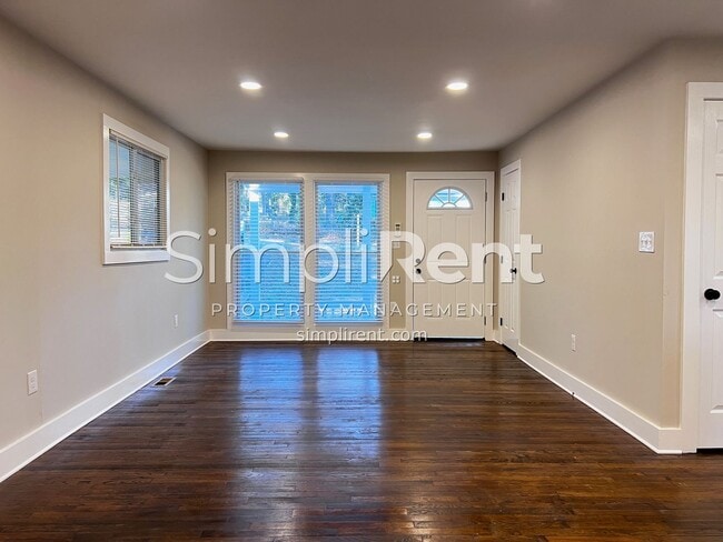 Foto del edificio - FULLY RENOVATED! 3 Bdrm / 1 Bath - 1st Month FREE with a 13 mo lease