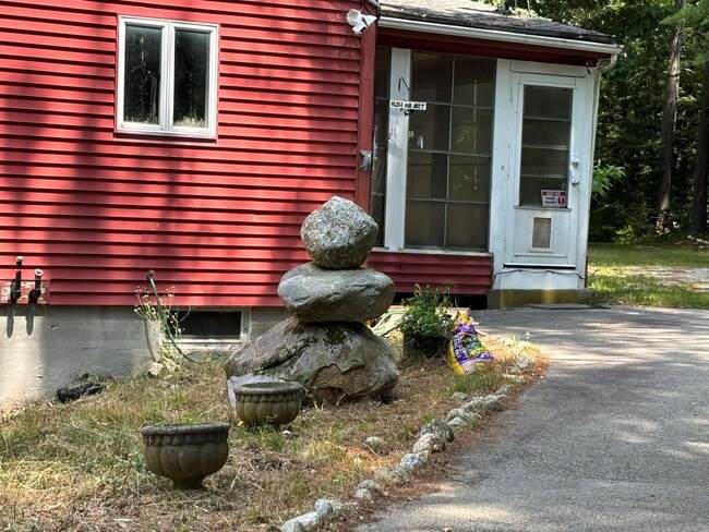 Building Photo - 300 Greenfield Rd