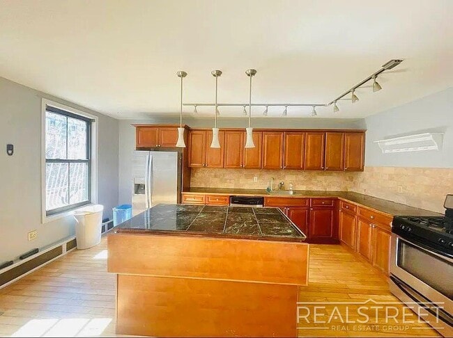 Building Photo - Stunning 1,600 SF Gut-Renovated Duplex Pen...