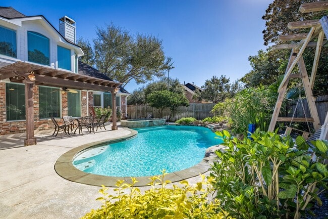 Foto del edificio - 5630 Ashford Ridge Ln