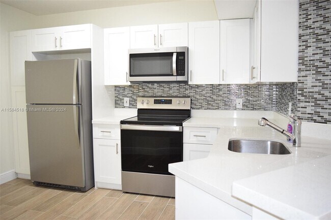Foto del edificio - 8851 Wiles Rd