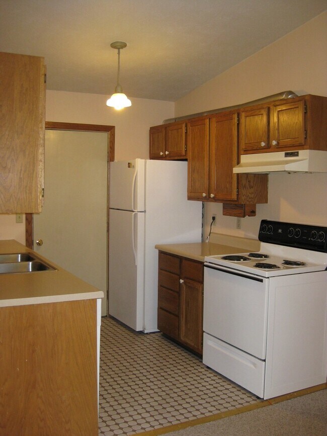 Building Photo - Cute Home with Lots of Character on a Huge Lot
