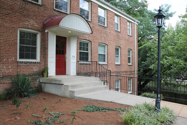 Foto del edificio - 2401 Arlington Blvd