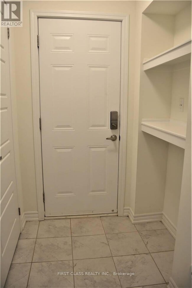 Building Photo - 944 Balsam Ct