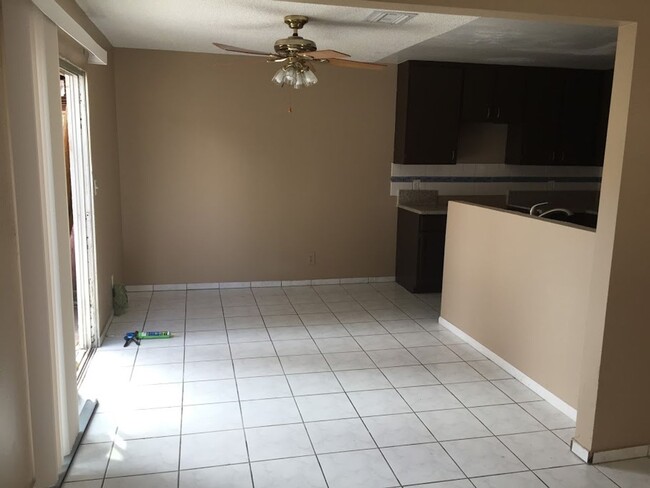 Building Photo - Stunning single story house single family.