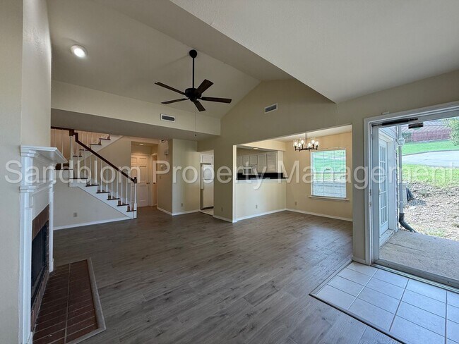 Foto del edificio - For Lease | South Tulsa - Townhouse | $150...