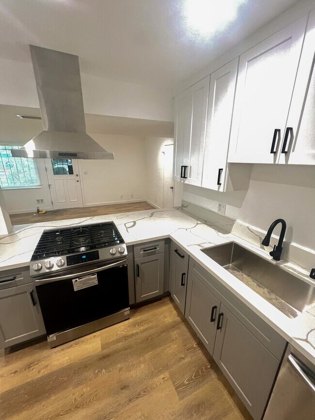 Foto del edificio - Modern 2-Bedroom Apartment in Inglewood – ...