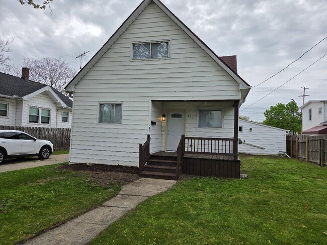 Building Photo - 814 S Porter St