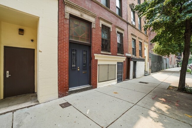 Building Photo - 58 Charles St S