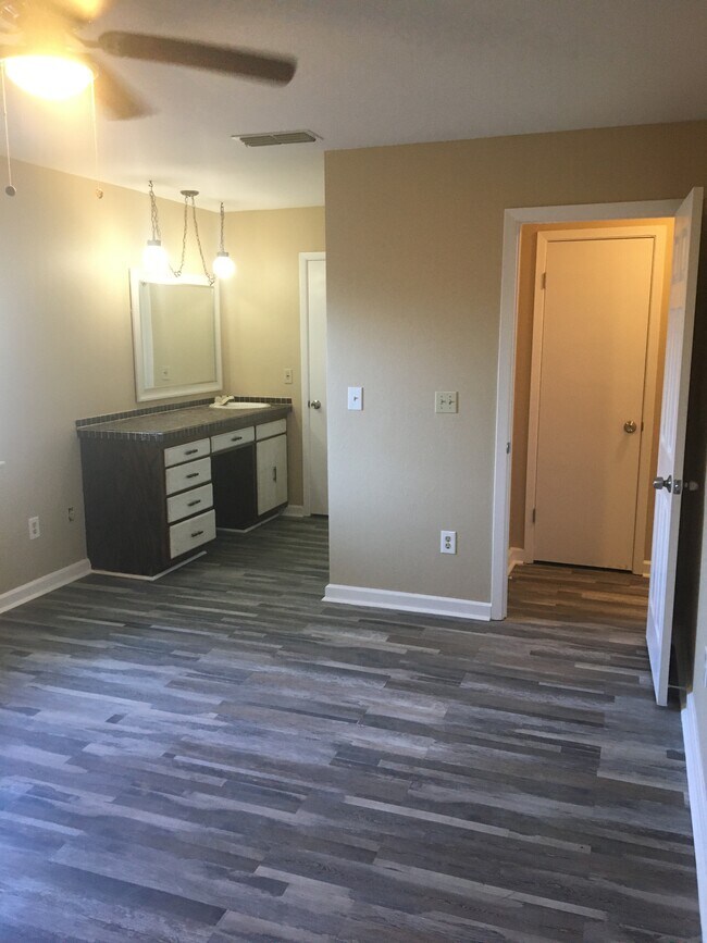 Dormitorio principal / Baño / Tocador - 10845 Eastwood Dr