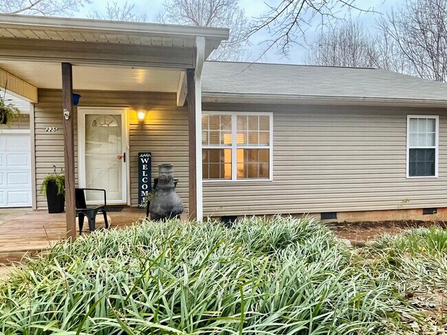 Building Photo - 225 Orchard Ln