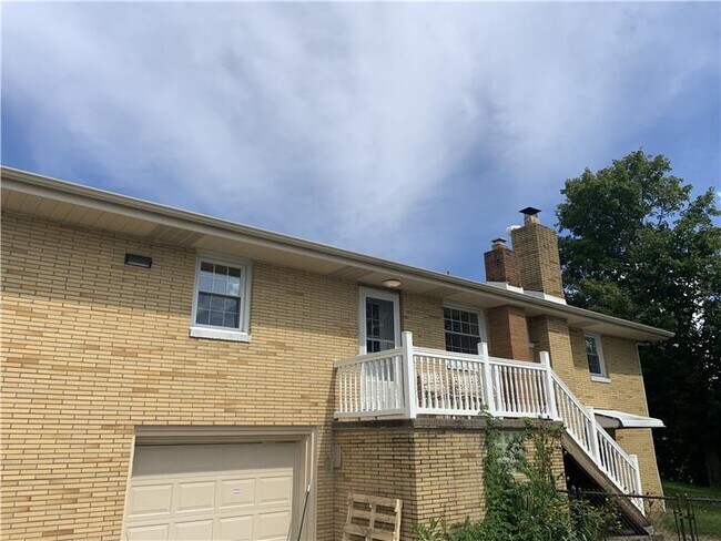 Building Photo - 2799 Fernwood Rd
