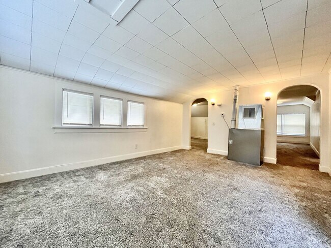 Building Photo - Bourdon 2130