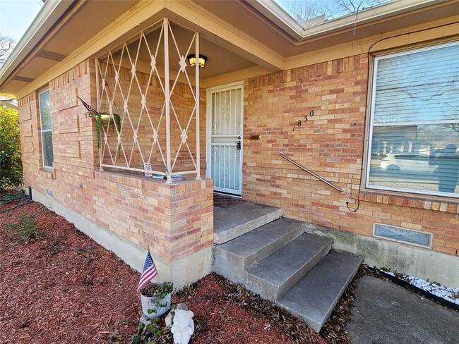 Building Photo - 1830 Viewcrest Dr