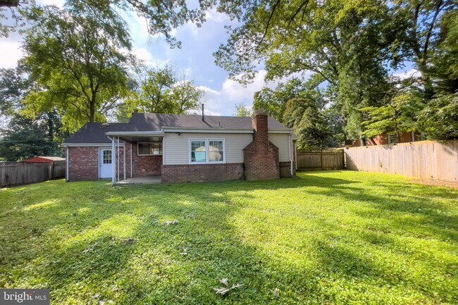 Building Photo - 7104 Village Dr