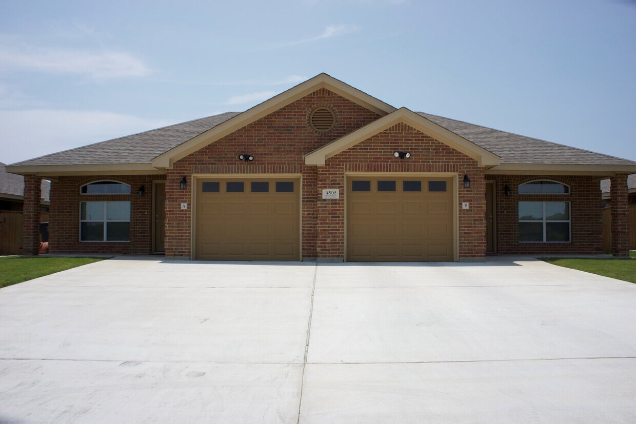Primary Photo - Beautiful 2 Bedroom / 2 Bath Duplex – Off ...