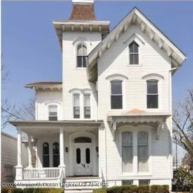 Building Photo - 200 Main St