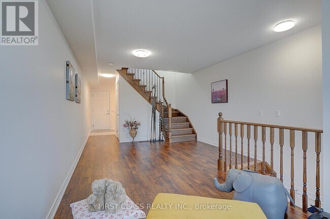 Photo du bâtiment - 5303 Major Mackenzie Dr E