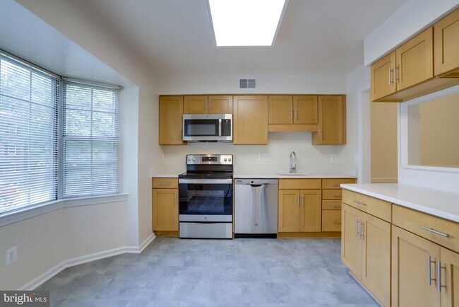 Building Photo - 2332 McGregor Ct