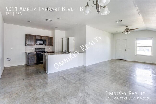 Foto del edificio - 6011 Amelia Earhart Blvd