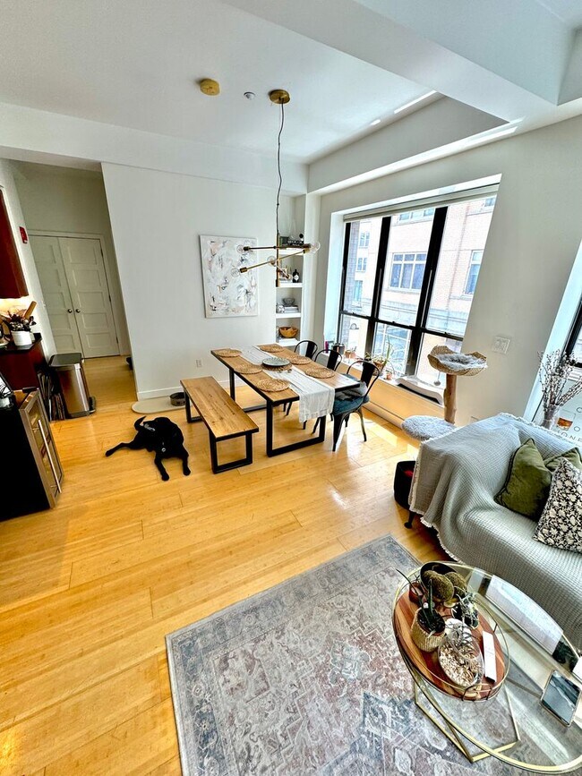 Building Photo - Prime Location 1-Bedroom + Office Den, 1-B...