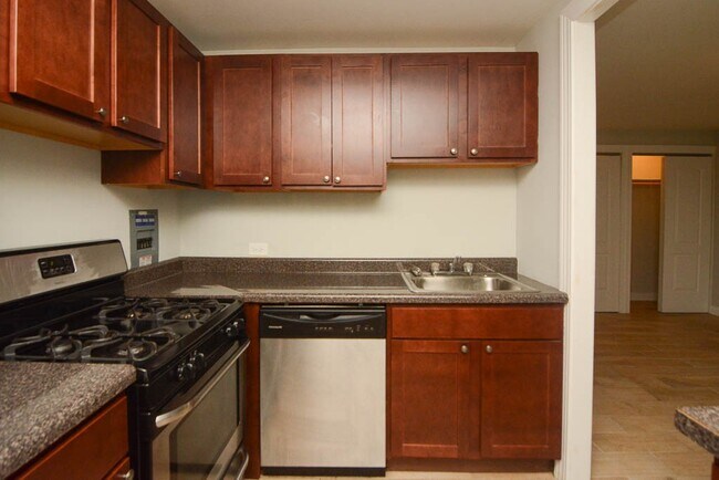 Building Photo - 507 W Briar Pl