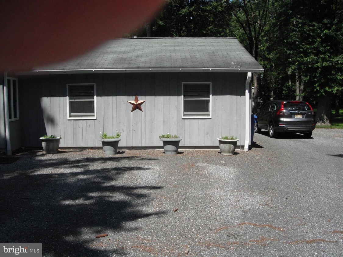 Primary Photo - 13 Minnietown Ln
