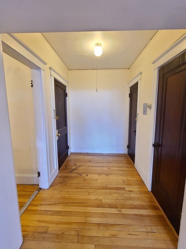 Foto del edificio - 1Br/1Bth, Available Sep. 1, 2026. Great location!  H/HW included! Laundry in building.