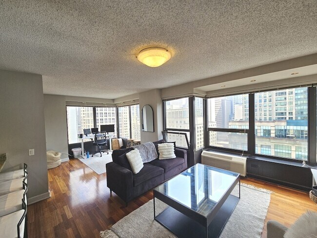 Foto del edificio - 30 E Huron St