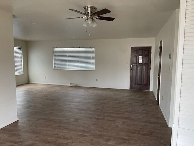 Building Photo - 2 bed 2 bath carport
