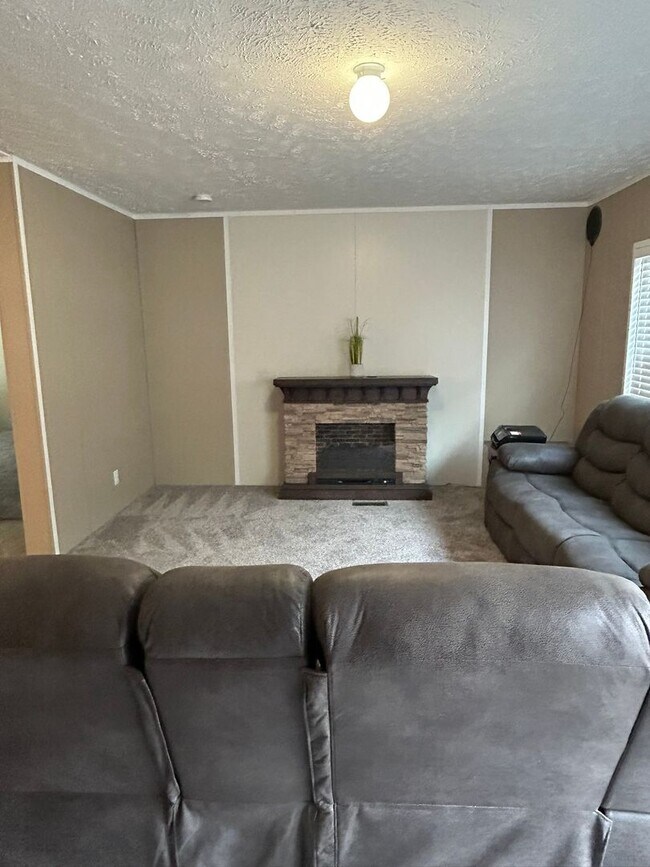 Foto del edificio - Private 3 Bedroom 2 Bath Home on 4 Acres