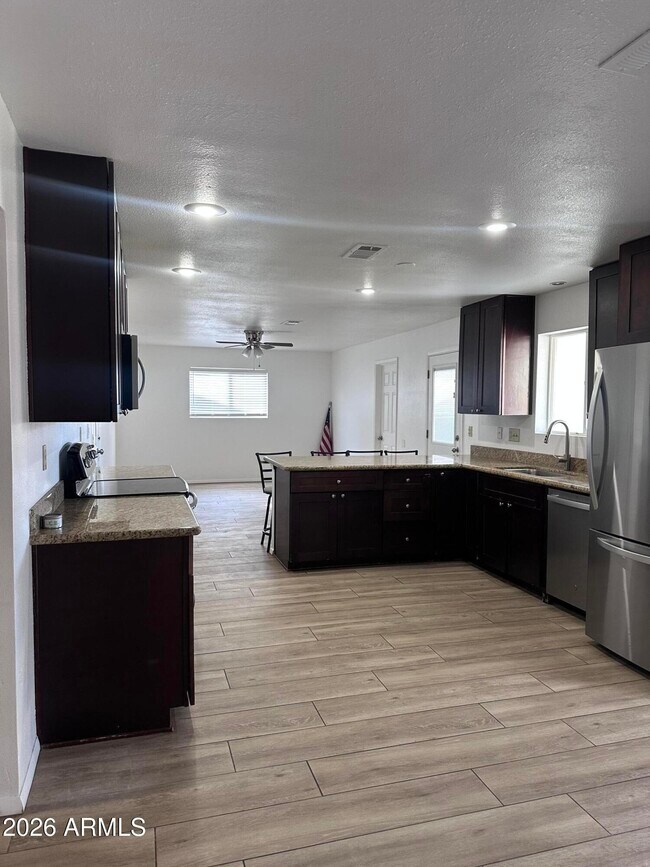 Building Photo - 308 E Ellis Dr