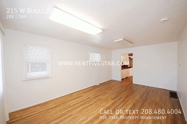 Foto del edificio - 2 Bedroom Upstairs Apartment With NEW Floo...