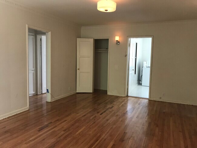 Building Photo - 316 S Cloverdale Ave