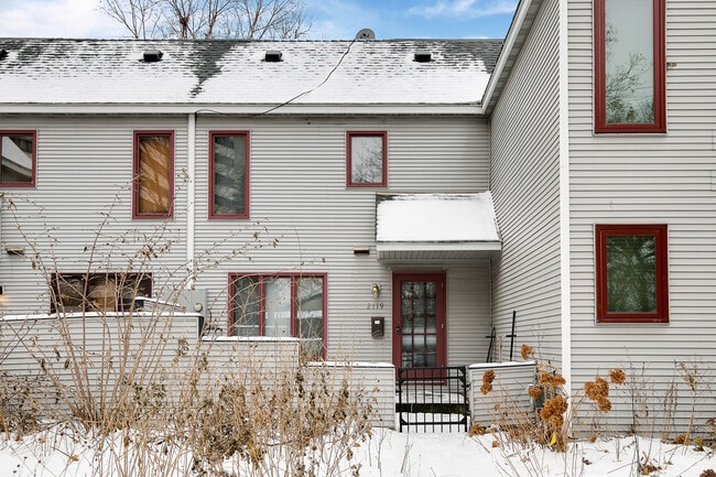 Foto del edificio - Gorgeous Three Bedroom Available 8/5/25!