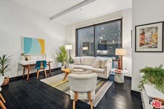 Building Photo - 655 S Hope St