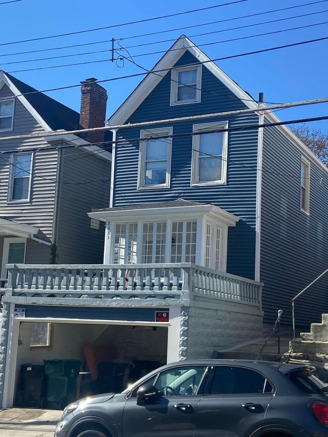 Deck - 2331 Victor St