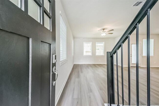Building Photo - 583 Avisa Dr