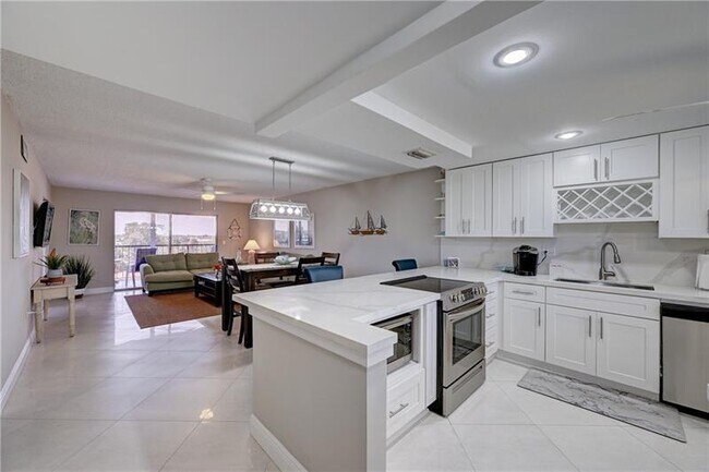 Building Photo - 4629 Poinciana St