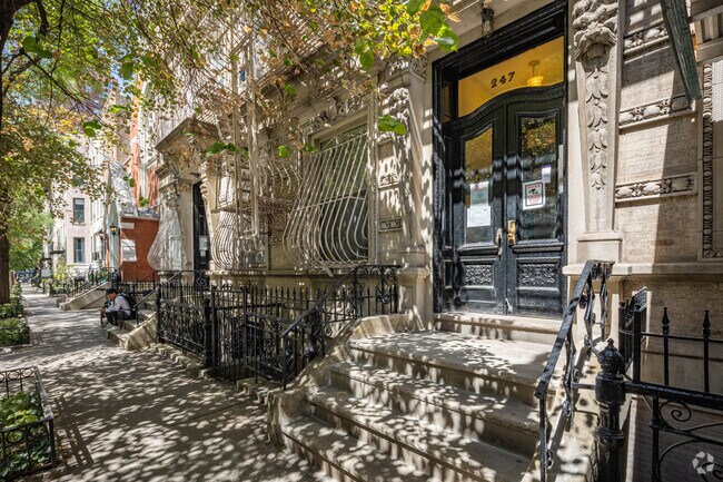 Entrada - 245 E 62nd St