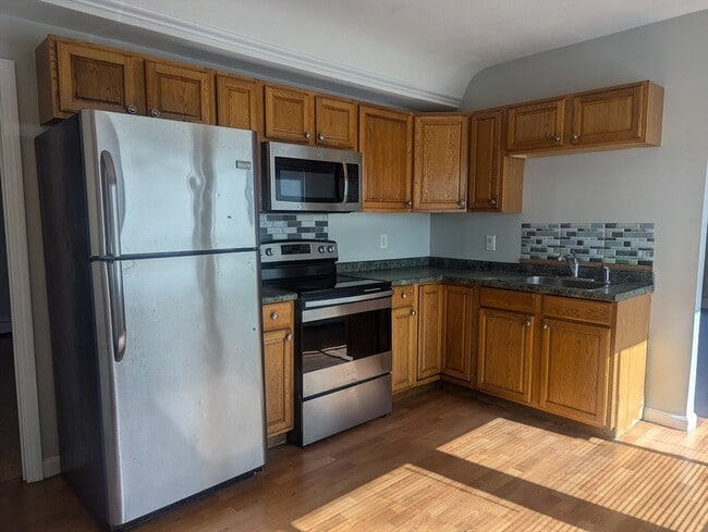 Foto del edificio - 581 Proctor Ave