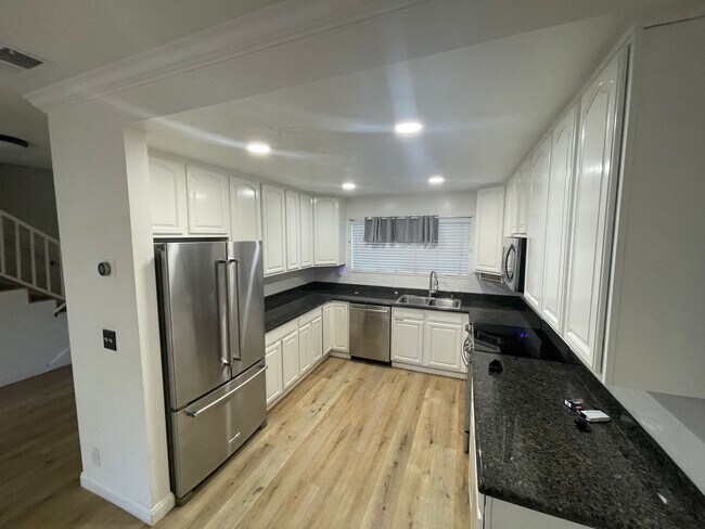 Foto del edificio - Beautifully Updated 3-Bedroom Condo in Pri...