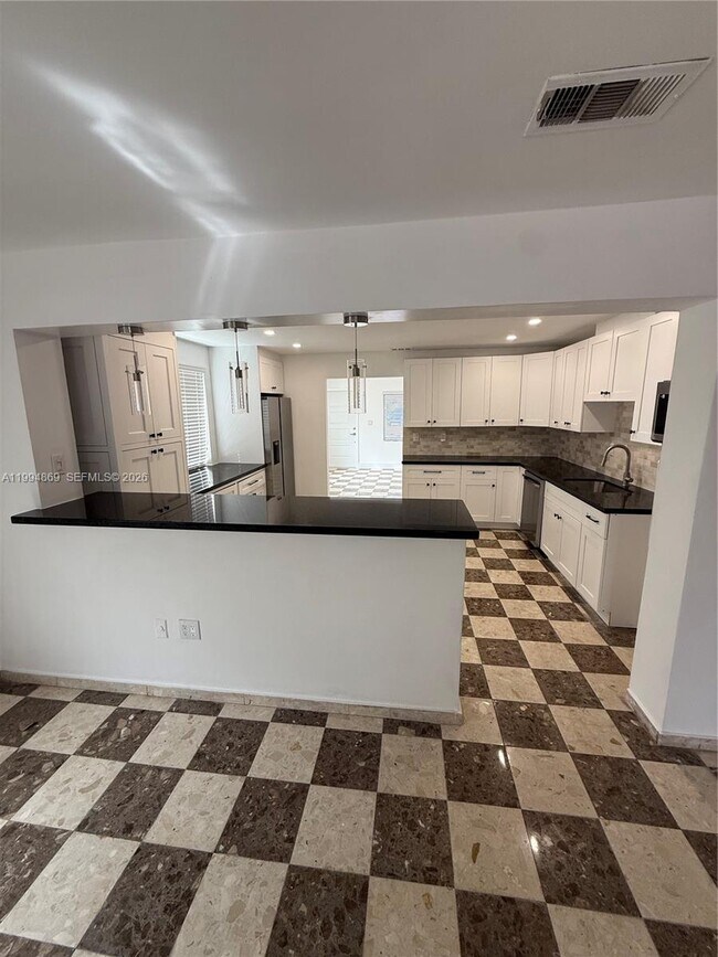 Foto del edificio - 7314 SW 22nd St