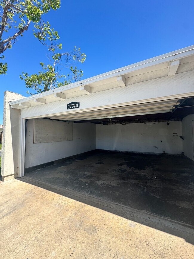 Foto del edificio - 17740 La Rosa Ln