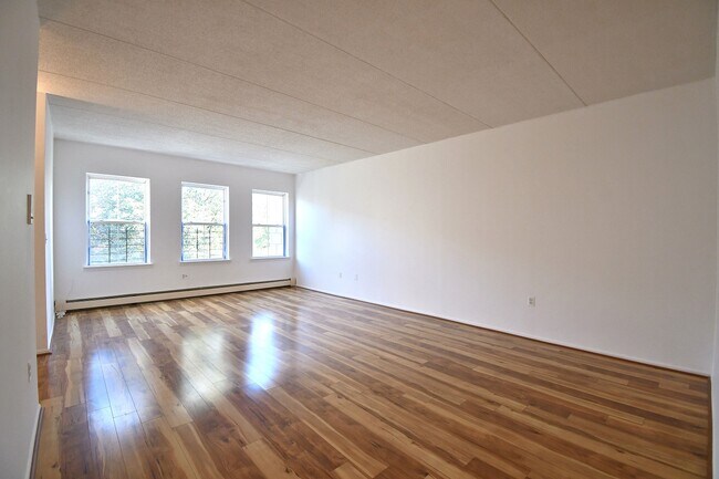 Building Photo - 811 Elton Ave