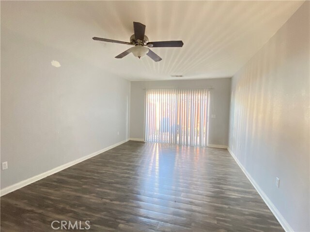 Foto del edificio - 1265 Olive Tree Ln