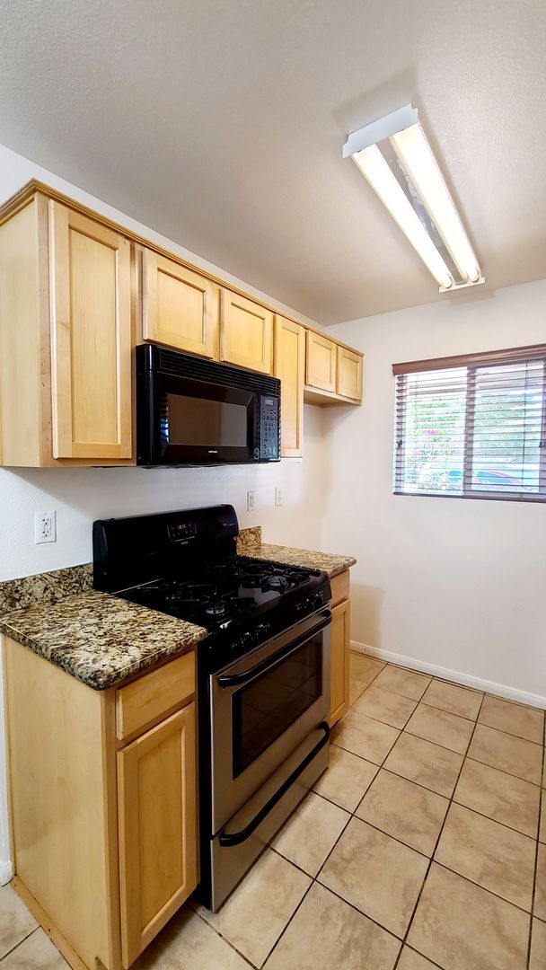 Building Photo - Perfect Single Story Condo Available!