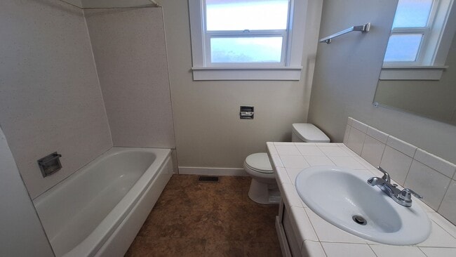 Foto del edificio - Brand new paint & move in ready 3 bed 1 ba...