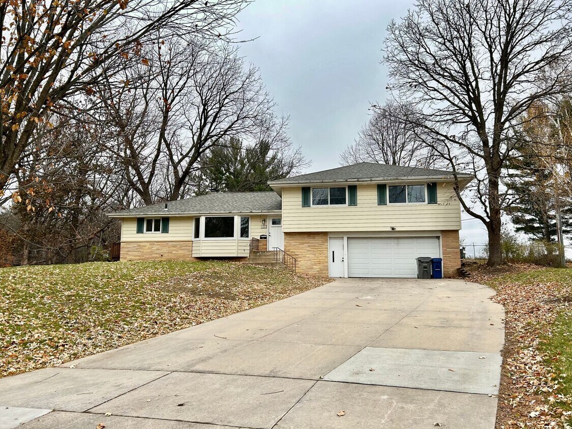 4 bed 3 bath Home Available SOON! House Rental in Rochester