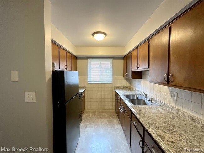 Foto del edificio - 15249 E 9 Mile Rd